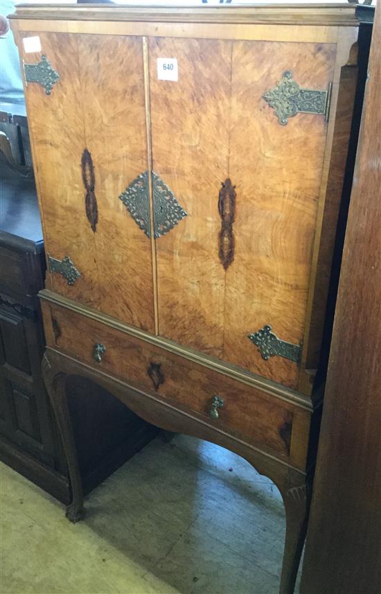 Walnut drinks cabinet(-)